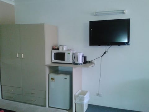 Triple Room | Living area | 82-cm TV with cable channels