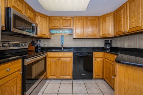 Condo, 2 Bedrooms | Private kitchen | Fridge, oven, coffee/tea maker