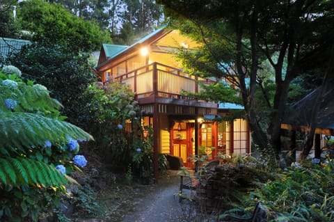 Forget-Me-Not Cottage | Garden view