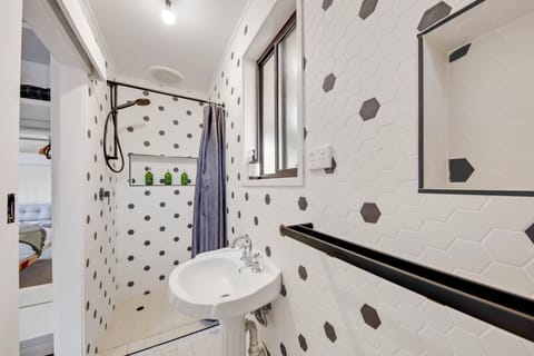 Economy Room | Bathroom | Shower, rainfall showerhead, designer toiletries, hair dryer