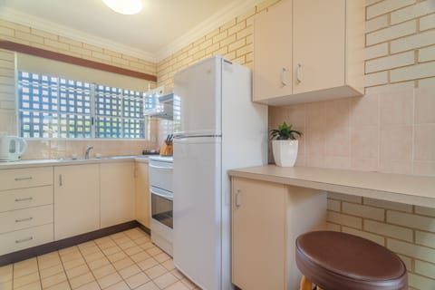 Apartment, 2 Bedrooms (Unit) | Private kitchen | Microwave, coffee/tea maker, electric kettle, toaster