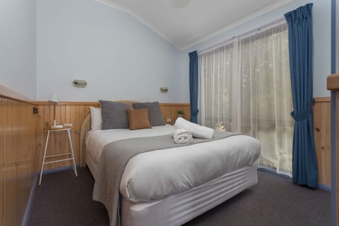 Beach House -Executive -  1 queen, 1 double & 1 single | Free WiFi, bed sheets