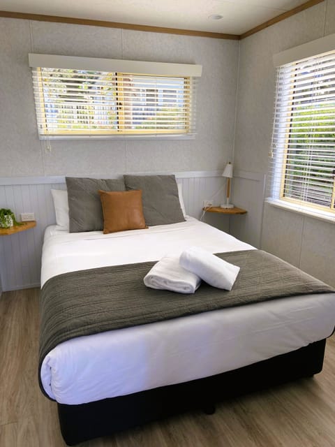 Beachfront Holiday Cabin (1 Queen, 1 Bunk and 1 Single Bed) | Free WiFi, bed sheets