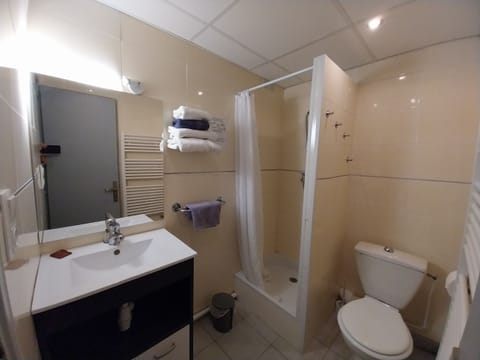 Classic Suite | Bathroom | Shower, towels