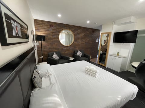 Deluxe Room, 1 King Bed | Iron/ironing board, free WiFi