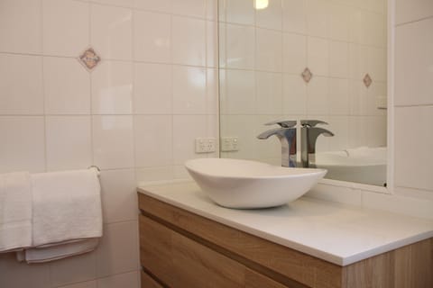 Standard Villa, 2 Bedrooms | Bathroom | Shower, hair dryer, towels