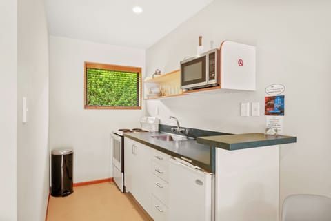 Family Suite, 2 Bedrooms, Non Smoking, Kitchen (Family Unit) | Private kitchen | Fridge, microwave, stovetop, coffee/tea maker