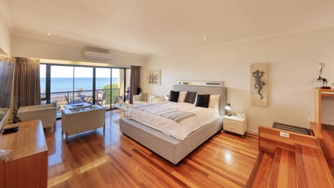 Penthouse | Hypo-allergenic bedding, pillowtop beds, minibar, individually decorated