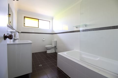 5 Bedroom Unit (4 Queens, 2 Single Beds) | Bathroom | Shower, free toiletries, hair dryer, towels