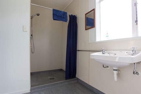 Standard Suite, 1 Bedroom (Motel Ensuite Room) | Bathroom | Shower, rainfall showerhead, towels