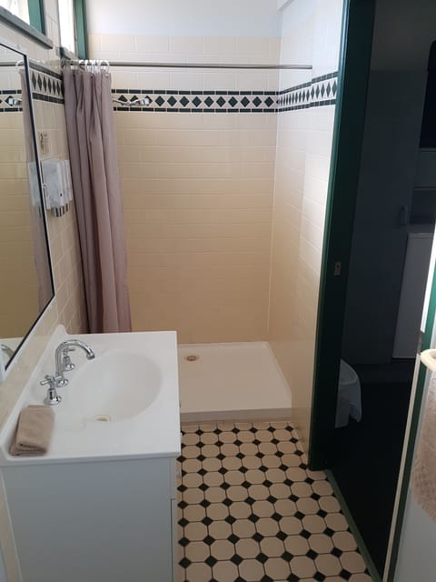 Standard Room, Non Smoking | Bathroom | Shower, free toiletries, hair dryer, towels