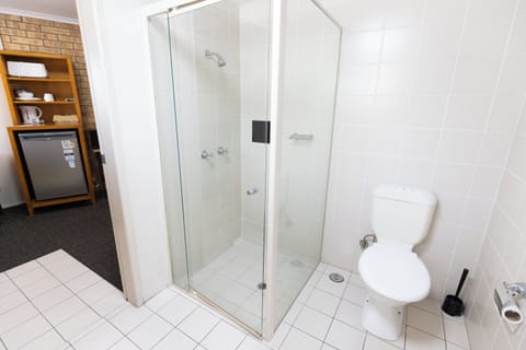 Queen/Single room with Patio | Bathroom | Shower, towels