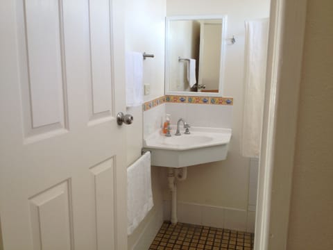 Family Twin Room | Bathroom | Shower, free toiletries, towels