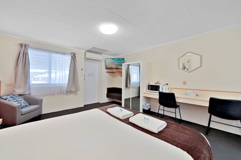 Superior Queen Room | Desk, laptop workspace, iron/ironing board, free WiFi