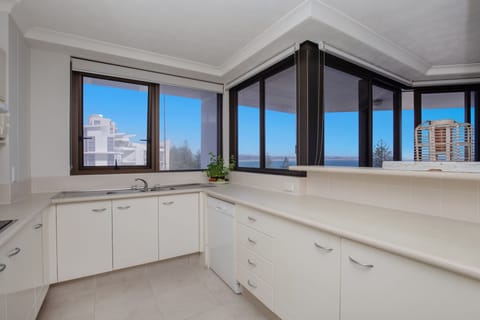 3 Bedroom Superior Ocean View Apartment | Private kitchen | Full-size fridge, microwave, oven, stovetop