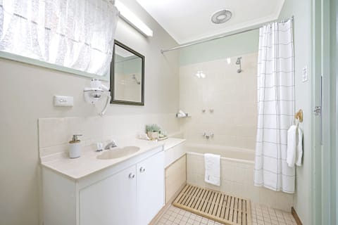 Family Apartment, Non Smoking | Bathroom | Shower, hair dryer, towels