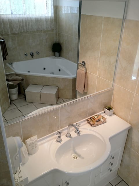 Executive Room, Non Smoking, Kitchenette (Executive spa room) | Bathroom | Free toiletries, hair dryer, towels