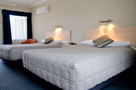 Deluxe Suite, 1 Bedroom, Non Smoking (Deluxe Family Room) | Iron/ironing board, free WiFi, bed sheets