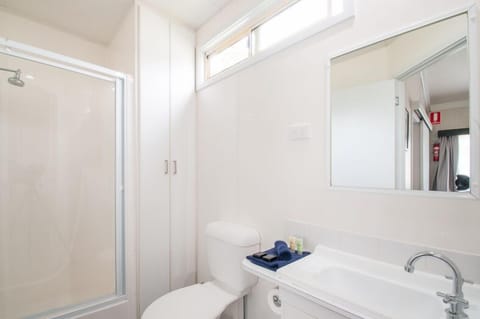 Standard Cabin, 2 Bedrooms, Non Smoking, Kitchen (Ensuite Cabin) | Bathroom | Shower, towels