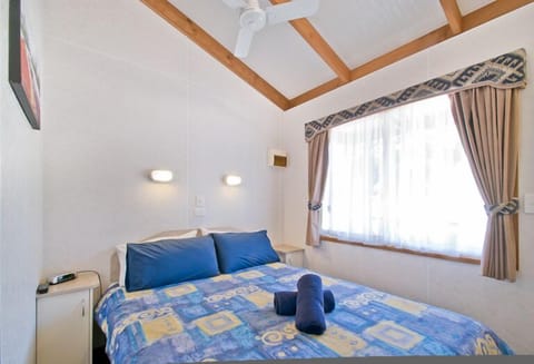 Family Cabin, 2 Bedrooms, Non Smoking, Kitchen (Deluxe Cabin) | Free WiFi, bed sheets