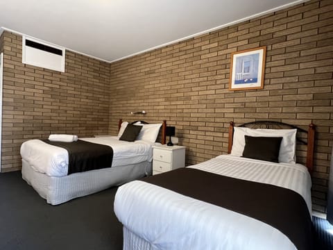 Standard Twin Room, Non Smoking, Courtyard Area | Desk, soundproofing, iron/ironing board, free WiFi