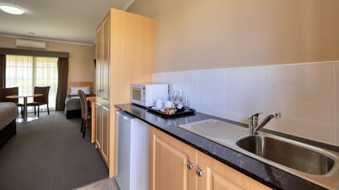 Deluxe Triple Room | Private kitchen | Fridge, coffee/tea maker