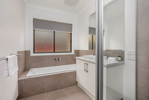 Three Bedroom Apartment | Bathroom | Shower, free toiletries, hair dryer, towels