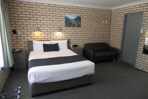 Executive Room, Non Smoking, Kitchenette (Executive Queen Room) | Pillowtop beds, soundproofing, iron/ironing board, free WiFi