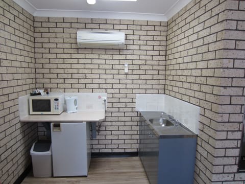 Executive Room, Non Smoking, Kitchenette (Executive Twin Room) | Private kitchenette | Fridge, microwave, electric kettle, toaster