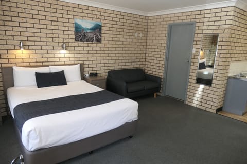 Executive Room, Non Smoking, Kitchenette (Executive Queen Room) | Pillowtop beds, soundproofing, iron/ironing board, free WiFi