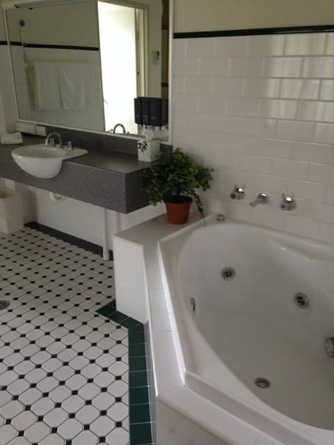 Royal Room | Bathroom | Free toiletries, hair dryer, towels