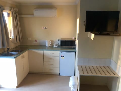 Standard Studio, Kitchenette (Twin) | Private kitchenette | Fridge, microwave, coffee/tea maker, electric kettle