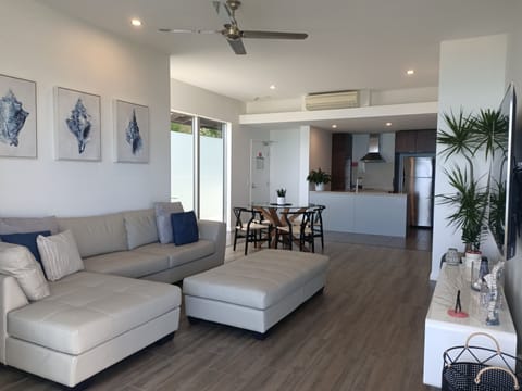 1 Bedroom Apartment Ocean View | Living area | LCD TV