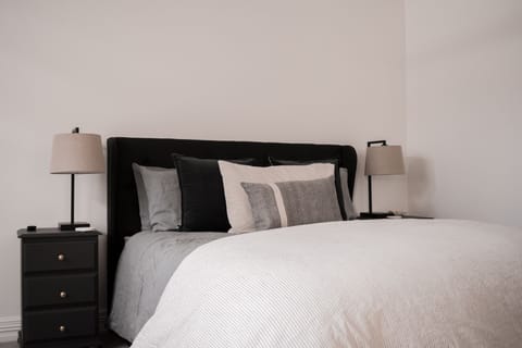 Valley Suite | Premium bedding, blackout drapes, iron/ironing board, free WiFi