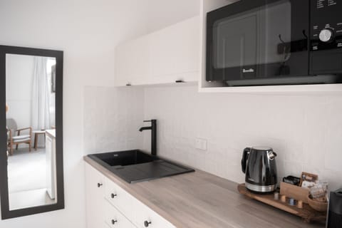 Hill View Suite | Private kitchenette | Mini-fridge, microwave, espresso maker, coffee/tea maker