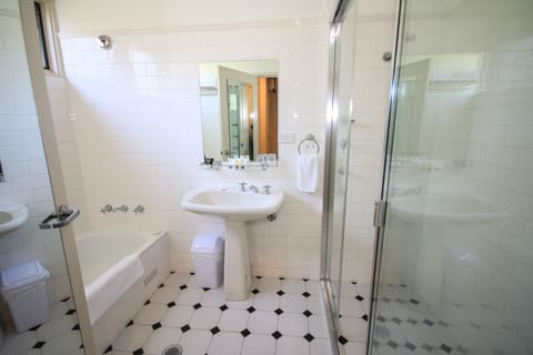 Executive/Bridal Suite | Bathroom | Free toiletries, hair dryer, towels, soap