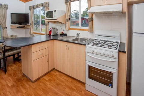 Family Cabin (Sleeps 7)  | Private kitchen | Electric kettle