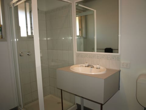 Standard Suite, 2 Bedrooms, Kitchenette (Unit) | Bathroom | Combined shower/tub, free toiletries, hair dryer, towels