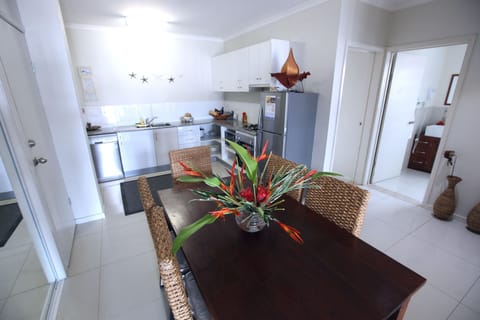 2 Bedroom Beachfront Apartment | Dining room