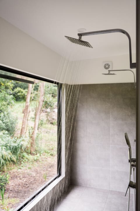 Cottage | Bathroom | Shower, free toiletries, hair dryer, bathrobes