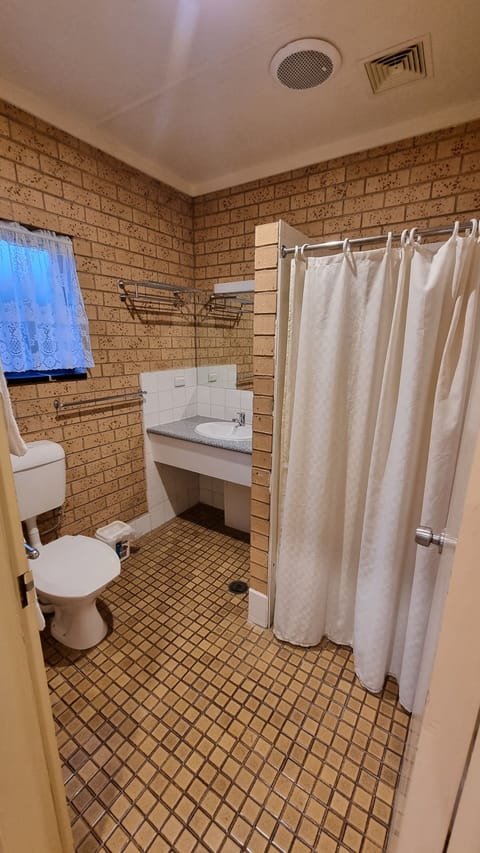 Family Suite - 3 Bdr, Non Smoking, Kitchen, Lounge Room (3 Bdr Unit)  | Bathroom | Shower, free toiletries, towels