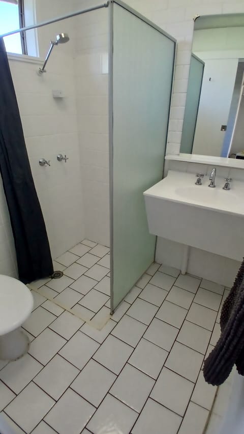 Standard Room, Non Smoking (Double) | Bathroom | Shower, free toiletries, towels