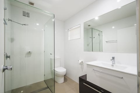 Family Room (Deluxe) | Bathroom | Shower, free toiletries, hair dryer, towels