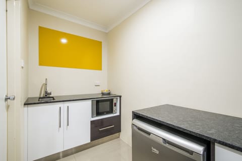 Family Room (Deluxe) | Private kitchenette | Fridge, microwave, coffee/tea maker, electric kettle