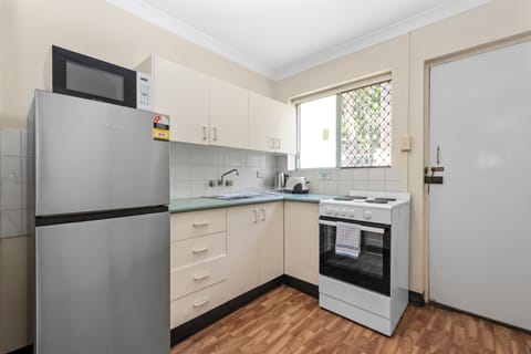 Family Suite, 2 Bedrooms, Non Smoking, Kitchenette | Private kitchen | Mini-fridge, microwave, electric kettle, toaster