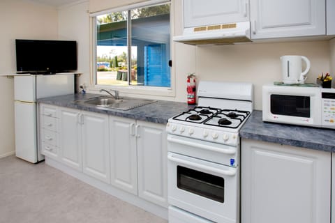 Standard Cabin (Sleeps 2) | Private kitchen | Fridge, microwave, oven, stovetop