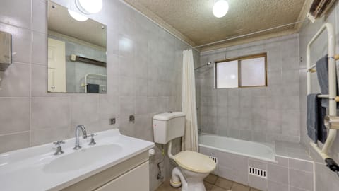 Standard Room, Non Smoking | Bathroom | Shower, towels