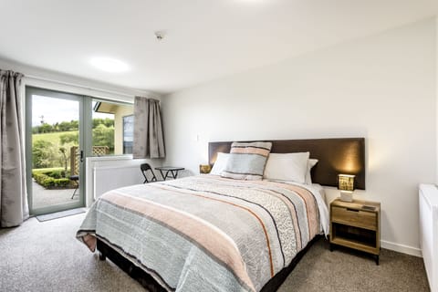 King Room With Ensuite | Premium bedding, soundproofing, iron/ironing board, free WiFi