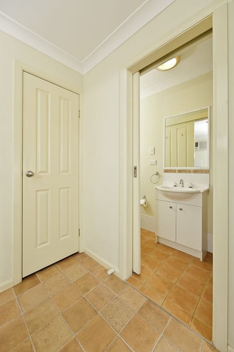 Standard Room, Non Smoking (Studio) | Bathroom | Towels