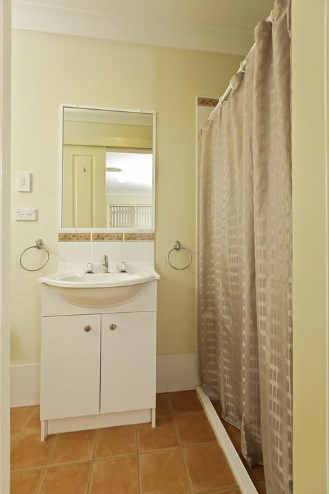Standard Room, Non Smoking (Studio) | Bathroom | Towels
